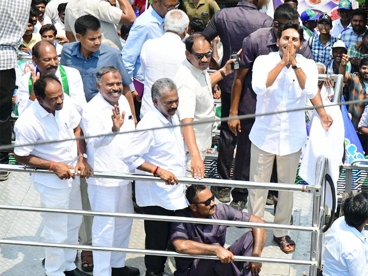 ys jagan memantha siddham bus yatra Anakapalle District photos - Sakshi3