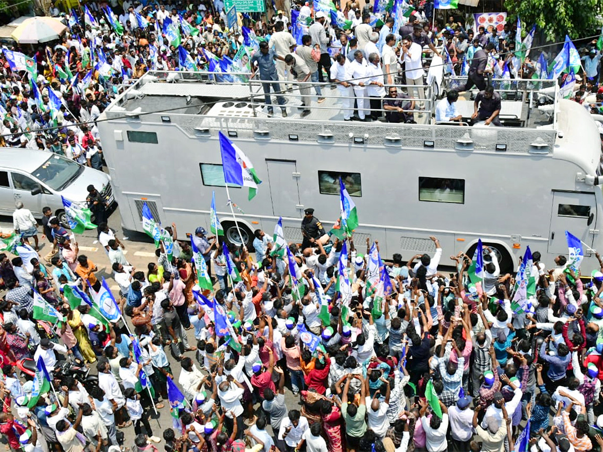 ys jagan memantha siddham bus yatra Anakapalle District photos - Sakshi4