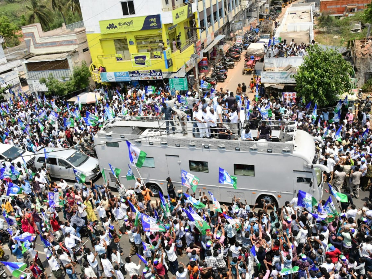 ys jagan memantha siddham bus yatra Anakapalle District photos - Sakshi5