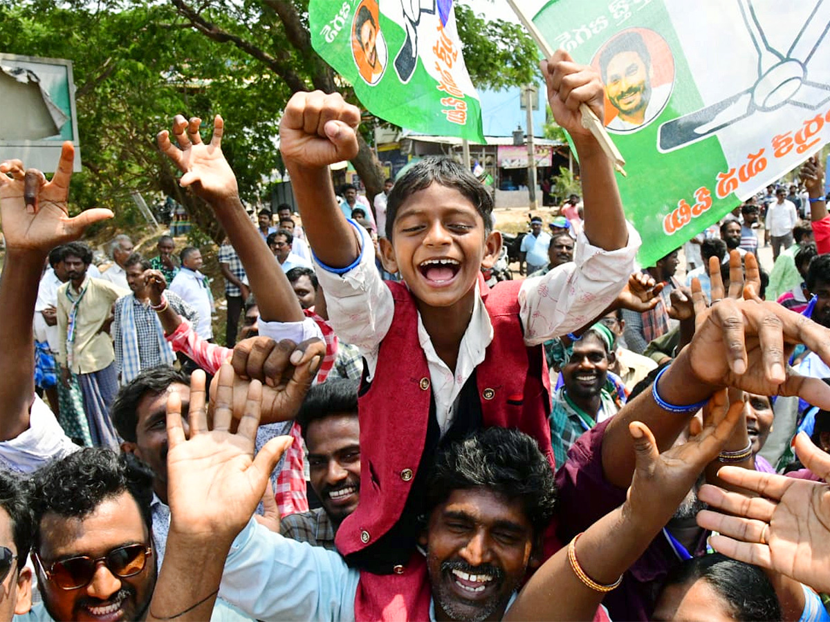 ys jagan memantha siddham bus yatra Anakapalle District photos - Sakshi8