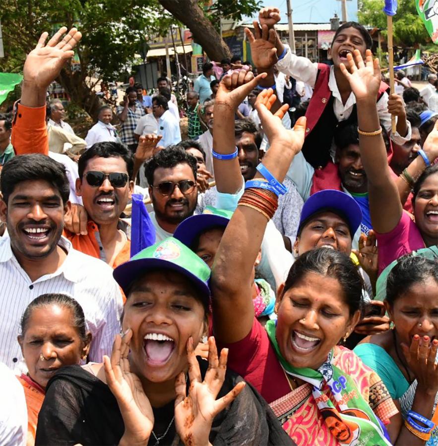 ys jagan memantha siddham bus yatra Anakapalle District photos - Sakshi9